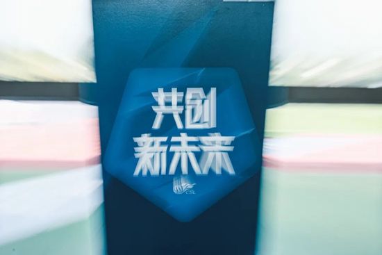这时候，秦王宫和子婴从权与色两个方面充实蛊惑了刘邦，然后导演就让刘邦同窗的布景CG动画变得如火如荼鬼影幢幢远处海面绝顶的仙山上，影影绰绰地鹄立着十二金人　　　　至于海面为啥呈现在秦王宫，金报酬甚么凹凸错落地何在山顶上，你问我我也不知道啊，这里正抒怀呢请不要随便打断呀！　　　　后来，项羽进关后，也和子婴有一段敌手戏。